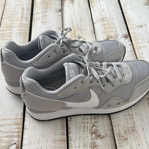 Nike Women’s Venture Runner Athletic Sneaker Size 8.5 Light Smoke Grey